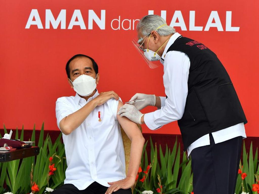 Jokowi Posting Momen Disuntik Vaksin COVID-19 di Istana