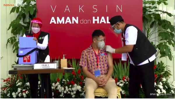 Momen Raffi Ahmad Disuntik Vaksin COVID-19