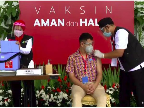 Momen Raffi Ahmad Disuntik Vaksin COVID-19