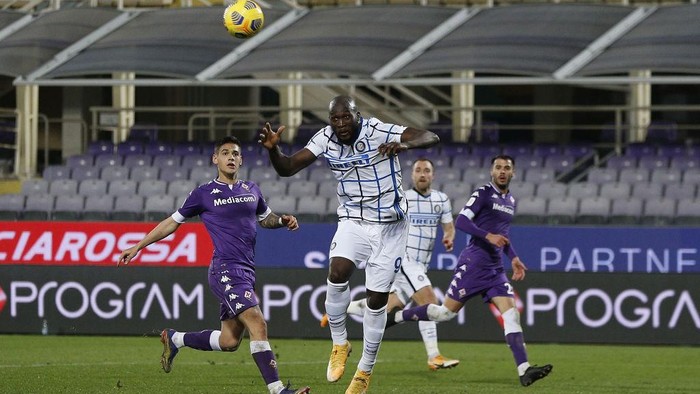 FLORENCE, ITALY - JANUARY 13: Romelu Lukaku of FC Internazionale scores a goal during the Coppa Italia match between ACF Fiorentina and FC Internazionale at Artemio Franchi on January 13, 2021 in Florence, Italy. Sporting stadiums around Italy remain under strict restrictions due to the Coronavirus Pandemic as Government social distancing laws prohibit fans inside venues resulting in games being played behind closed doors.  (Photo by Gabriele Maltinti/Getty Images)