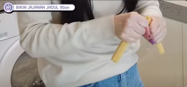 Rosa Kis membagi dua ukuran spageti agar terlihat mirip mie lidi.
