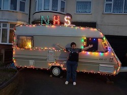 Perawat Ini 9 Bulan Hidup dalam Mobil untuk Lindungi Ibunya dari Corona