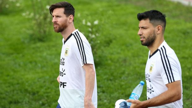 BRONNITSY, RUSSIA - JUNE 19: (L-R) Lionel Messi and Sergio Aguero of Argentina arrive prior a training session at Stadium of Syroyezhkin sports school on June 19, 2018 in Bronnitsy, Russia. (Photo by Gabriel Rossi/Getty Images)