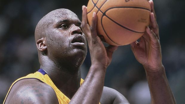 Shaquille O'Neal #34, Center for the Los Angeles Lakers prepares to shoot a free throw during the NBA Pacific Division basketball game against the Sacramento Kings on 12th March 2000 at the STAPLES Center arena in Los Angeles, California, United States. The Lakers won the game 109 - 106.  (Photo by Robert Laberge/Getty Images)
