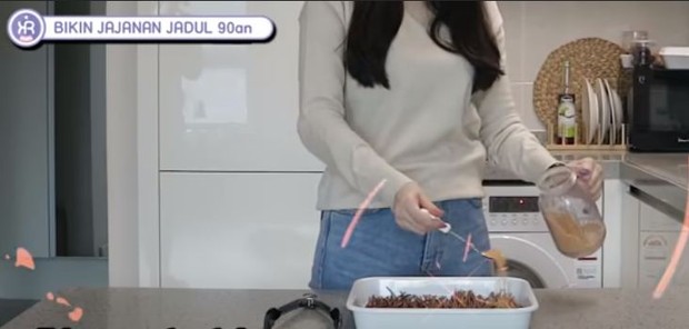 Taburkan bubuk bumbu halus ke mie lidi yang sudah digoreng.