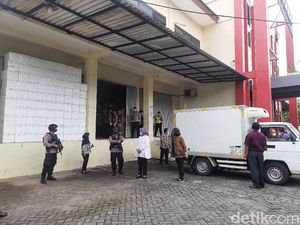 Polri-TNI Bersenjata Amankan Gudang Farmasi Penyimpan Vaksin COVID-19