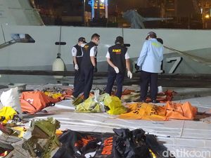 KRI Parang Serahkan Temuan Evakuasi SJ182, Velg Roda Pesawat-Barang Korban