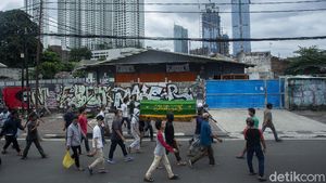 Tradisi Mengiringi Jenazah Tak Mati Meski di Masa Pandemi