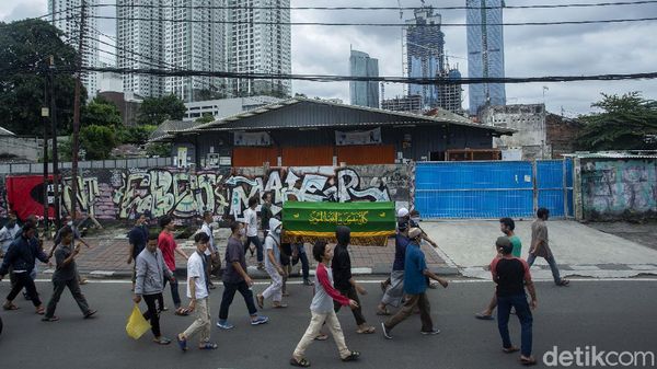 Tradisi Mengiringi Jenazah Tak Mati Meski di Masa Pandemi