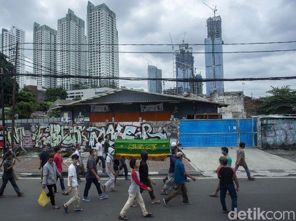 Tradisi Mengiringi Jenazah Tak Mati Meski di Masa Pandemi
