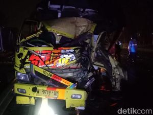 Colt Diesel Tabrak Dump Truk di Sidoarjo, 1 Tewas dan Sopir Kabur