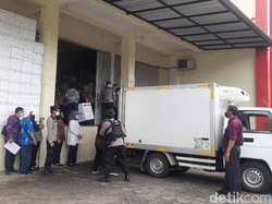 Dikirim Bertahap,15 Ribu Vaksin COVID-19 Tiba di Gudang Farmasi Dinkes Surabaya