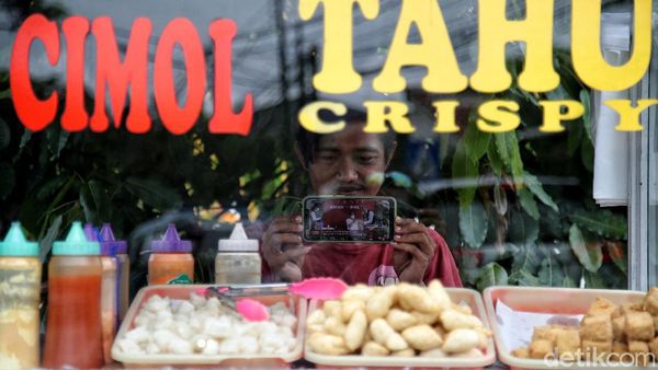 Warga Jakarta Ramai-ramai Saksikan Momen Jokowi Divaksin COVID-19