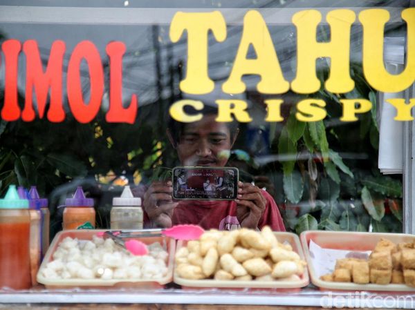 Warga Jakarta Ramai-ramai Saksikan Momen Jokowi Divaksin COVID-19