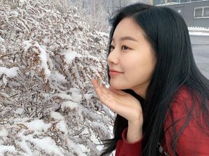 10 Potret Cantik Park Yoo Na, Pemeran Kang Soo Jin di True Beauty