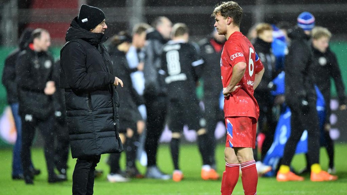 Hansi Flick kecewa mimpinya raih treble lagi dipupuskan oleh Holstein Kiel (Foto: Getty Images/Stuart Franklin)