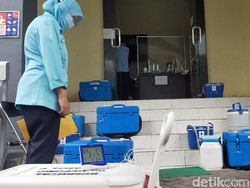 15 Ribu Vaksin COVID-19 Mulai Disebar ke Puskesmas dan RS di Surabaya