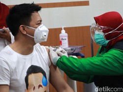 Disuntik Vaksin COVID-19, Ariel Noah: Nggak Ada Efek Samping