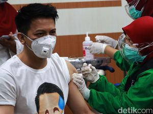 Ekspresi Ariel Noah Divaksinasi COVID-19