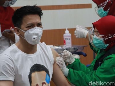 10 Momen Ariel NOAH dan Risa Saraswati Divaksinasi Corona