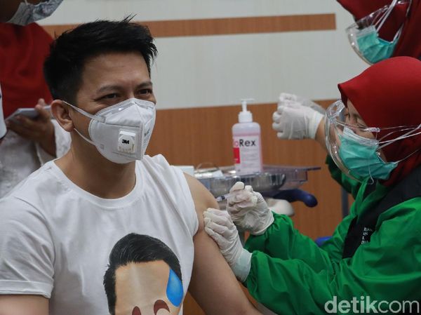 10 Momen Ariel NOAH dan Risa Saraswati Divaksinasi Corona