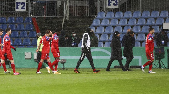 Munichs players leave the pitch after defeat in the DFB Cup 2nd round match between Holstein Kiel and Bayern Munich at the Holstein Stadium in Kiel, Germany, Wednesday Jan. 13, 2021. (Christian Charisius/dpa via AP)