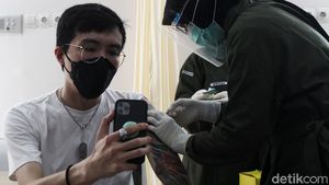 dr Tirta Disuntik Vaksin Corona di Puskesmas Ngemplak Sleman