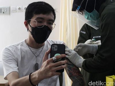 dr Tirta Disuntik Vaksin Corona di Puskesmas Ngemplak Sleman