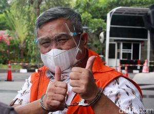 Duh! Tersangka Korupsi Ini Acungkan 2 Jempol