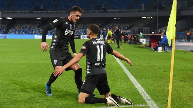 NAPLES, ITALY - JANUARY 13: Nedim Bajrami of Empoli celebrates with teammate Aleksa Terzic after scoring their team's first goal during the Coppa Italia match between SSC Napoli and Empoli FC at Stadio Diego Armando Maradona on January 13, 2021 in Naples, Italy. Sporting stadiums around Italy remain under strict restrictions due to the Coronavirus Pandemic as Government social distancing laws prohibit fans inside venues resulting in games being played behind closed doors. (Photo by Francesco Pecoraro/Getty Images)