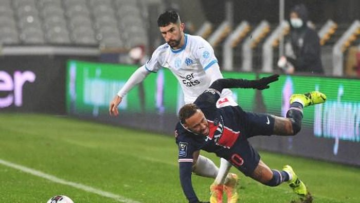 Paris Saint-Germains Brazilian forward Neymar (R) falls as he vies for the ball with Marseilles Spanish defender Alvaro Gonzalez (L) during the French Champions Trophy (Trophee des Champions) football match between Paris Saint-Germain (PSG) and Marseille (OM) at the Bollaert-Delelis Stadium in Lens, northern France, on January 13, 2021. (Photo by Denis Charlet / AFP)