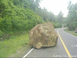 Ngeri! Detik-detik Batu Besar di Majene Jatuh dari Bukit Akibat Gempa
