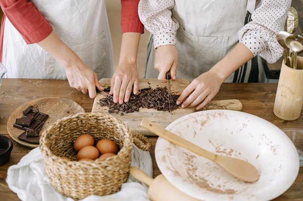 Saat PMS, konsumsi cokelat yang mengandung magnesium bagus untuk menenangkan, mengurangi kecemasan, dan membantu meredakan kram perut
