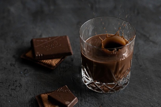 Cokelat mengandung kafein yang dapat meningkatkan mood