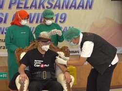 Jadi Orang Pertama yang Divaksin di Jateng, Ganjar: Kayak Dicokot Semut