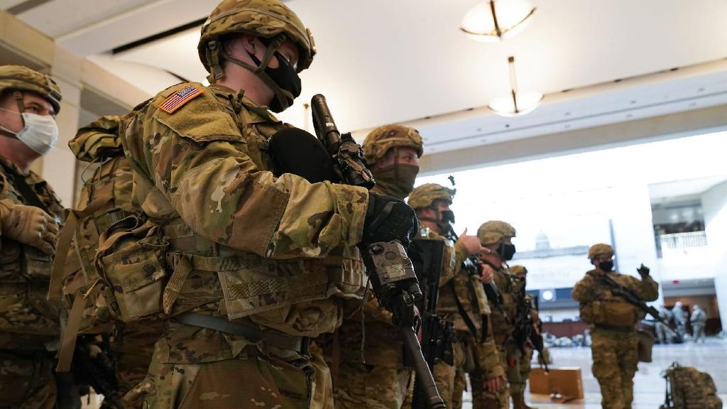 Garda Nasional Perketat Pengamanan Gedung Capitol Garda Nasional Perketat Pengamanan Gedung Capitol