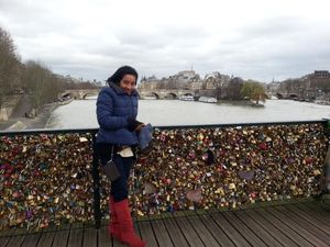 Kugembok Cintaku di Kota Paris Kugembok Cintaku di Kota Paris