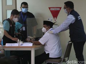 Momen Wagub Uu Dipijat Punggungnya oleh Ridwan Kamil Sebelum Vaksin Corona