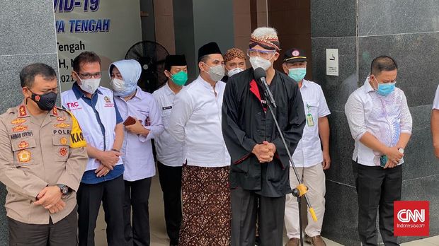 Gubernur Jateng Ganjar Pranowo memberikan keterangan pers usai divaksin di RSUD Tugurejo Semarang, Kamis (14/1)