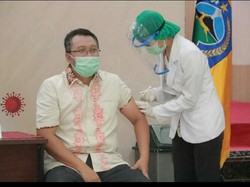 Berenang Ramai-Ramai Tanpa Jaga Jarak, Gubernur NTB Tuai Kritik