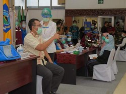 Orang Pertama Divaksin di NTB, Gubernur: Tidak Sakit, Tidak Bahaya