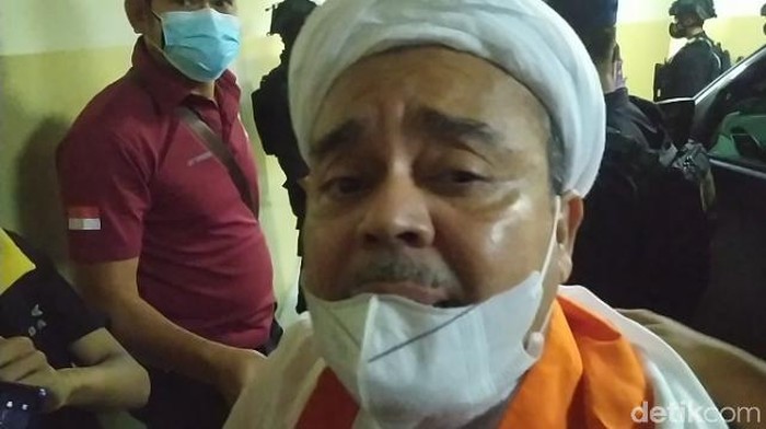 Habib Rizieq tiba di Rutan Bareskrim.