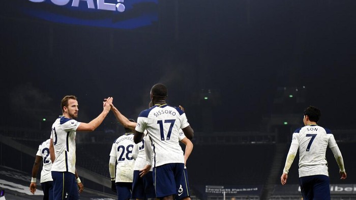 Tottenhams Harry Kane, left, celebrates with teammates after scoring his sides opening goal during the English Premier League soccer match between Tottenham Hotspur and Fulham at the Tottenham Hotspur Stadium in London, Wednesday, Jan. 13, 2021. (Shaun Botterill/Pool via AP)