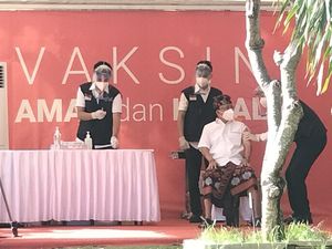 Gubernur Koster Jadi Orang Pertama di Bali yang Divaksin COVID-19
