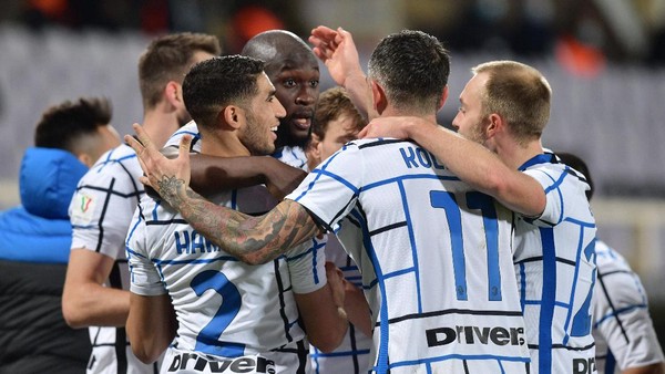 Inters Romelu Lukaku, center, celebrates with teammates after scoring his sides second and decisive goal during the Italian Cup round of 16 soccer match between Fiorentina and Inter Milan, at the Artemio Franchi stadium in Florence, Italy, Wednesday, Jan. 13, 2021. (Jennifer Lorenzini/LaPresse via AP)