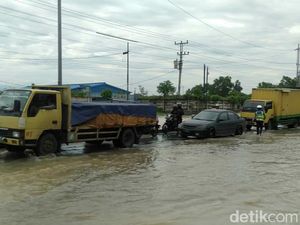 Pantura Perbatasan Tegal-Pemalang Tergenang Banjir, Lalin Tersendat Pantura Perbatasan Tegal-Pemalang Tergenang Banjir, Lalin Tersendat
