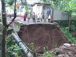 Jembatan Tua di Ciamis Ambruk Tergerus Air Sungai