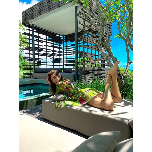 Jessica Iskandar/instagram.com/inijedar Jessica Iskandar tengkurap pakai daster/instagram.com/inijedar