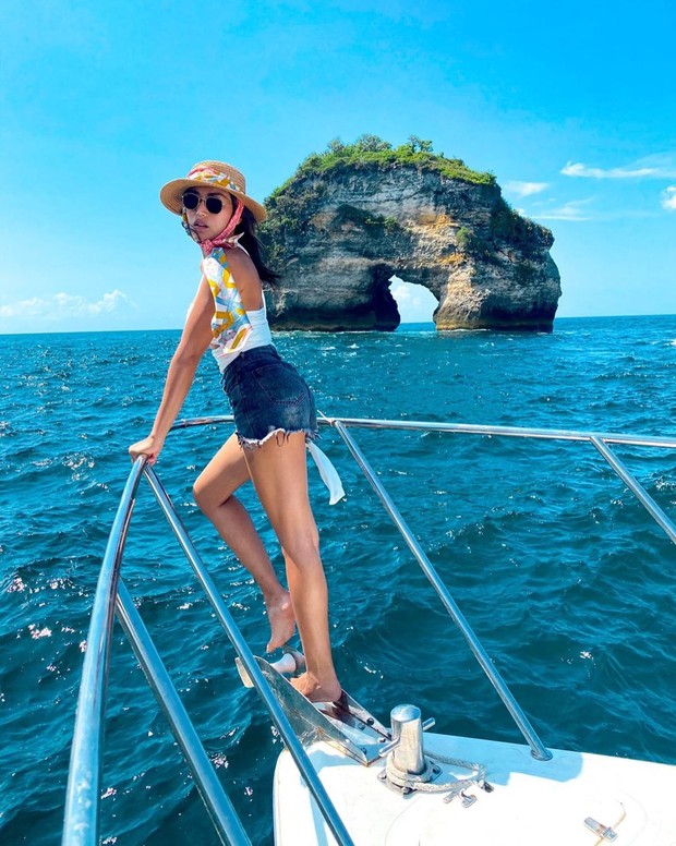 Jessica Iskandar/instagram.com/inijedar Jessica Iskandar menikmati keindahan laut/instagram.com/inijedar