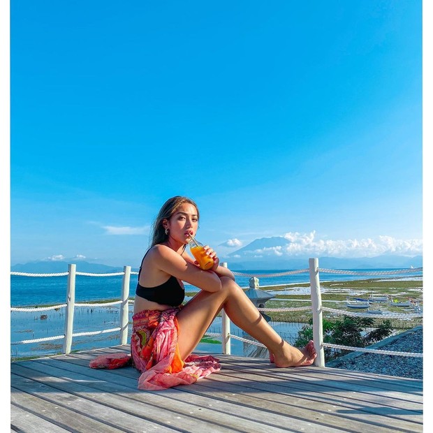 Jessica Iskandar/instagram.com/inijedar Jessica Iskandar minum jus di tepi pantai/instagram.com/inijedar